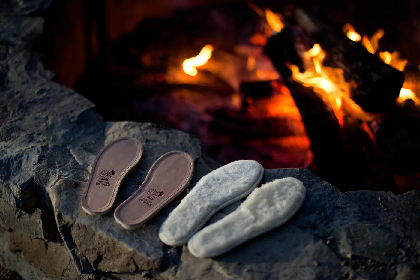Plantillas junto al fuego de una chimenea.
