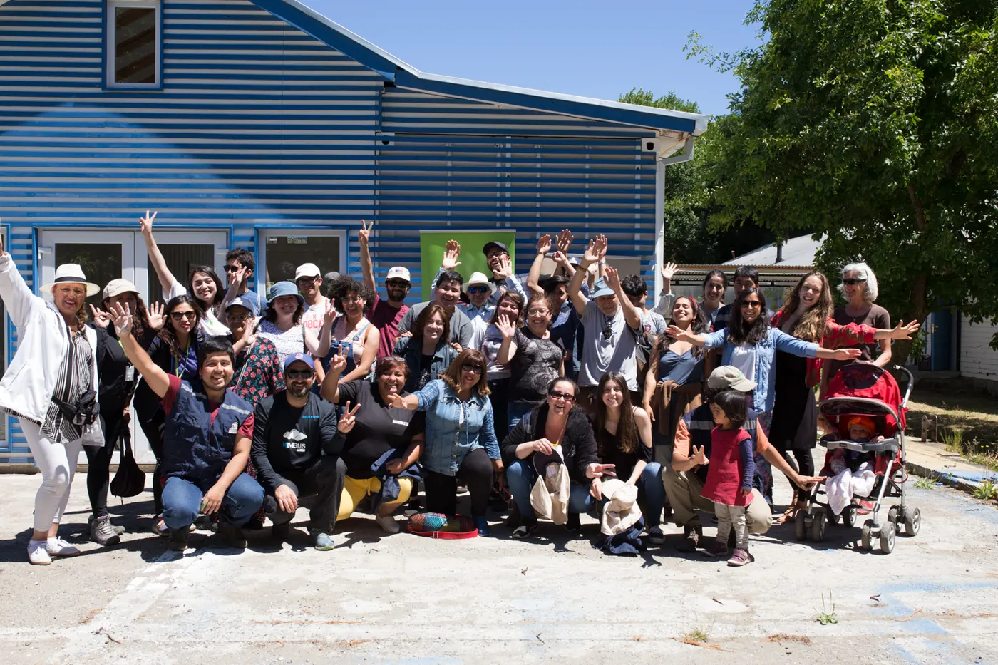 Grupo de vecinos y voluntarios celebrando al final de una jornada de limpieza.