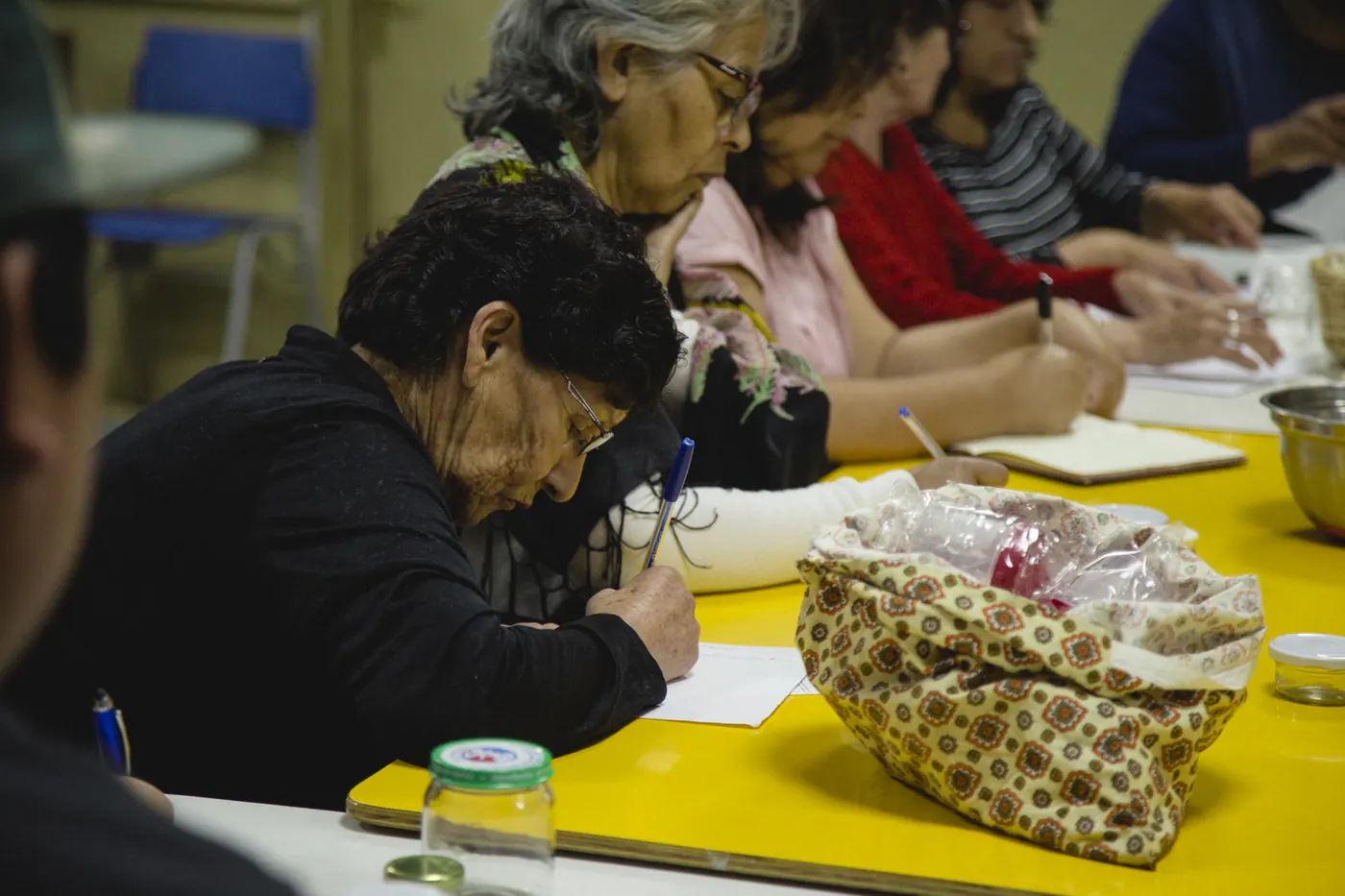 Mujeres escribiendo durante un taller comunitario.
